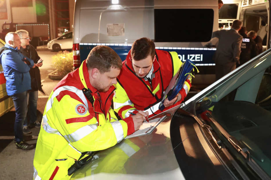 Die Einsatzkräfte beraten über den Evakuierungsplan.