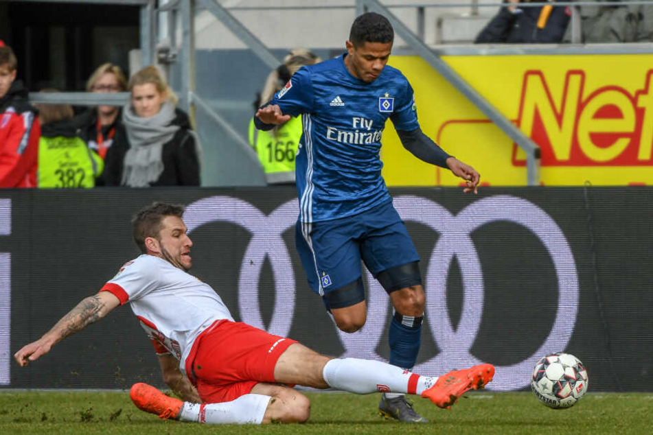 Douglas Santos wird fair von Marco Grüttner fair vom Ball getrennt.