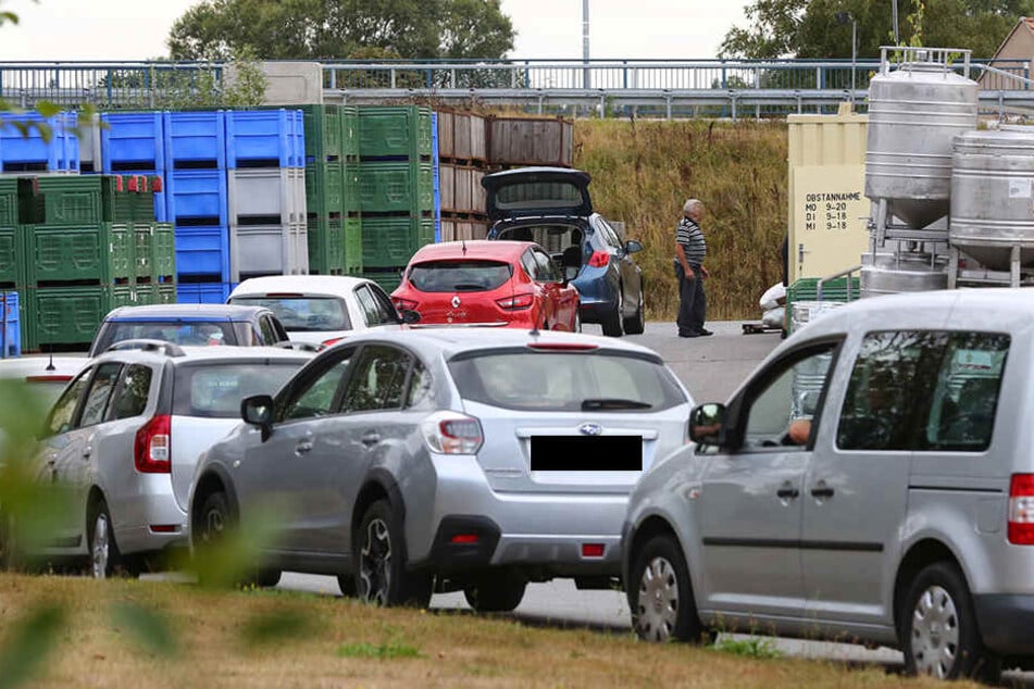 Bei einem Streit zwischen zwei Männern ist ein 77-Jähriger in Arnsdorf (Landkreis Bautzen) mit einem Auto tödlich verletzt worden.