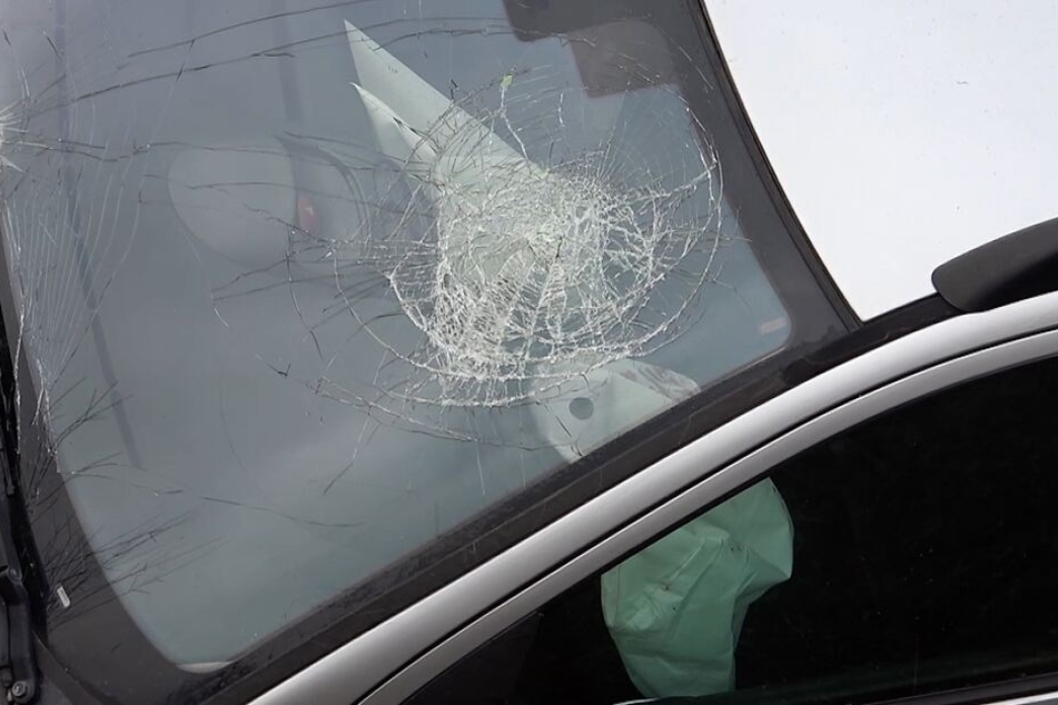 Der Fahrer des Peugeot wurde bei dem schweren Unfall verletzt und in ein Krankenhaus eingeliefert.