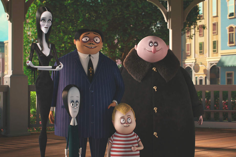 Die Addams Family von links nach rechts: Morticia, Wednesday, Gomez, Puglsey und Onkel Fester.