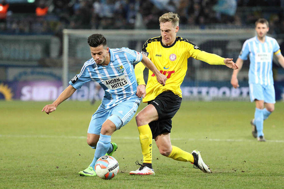 Stefano Cincotta (l.) im Zweikampf mit Lars Bender.