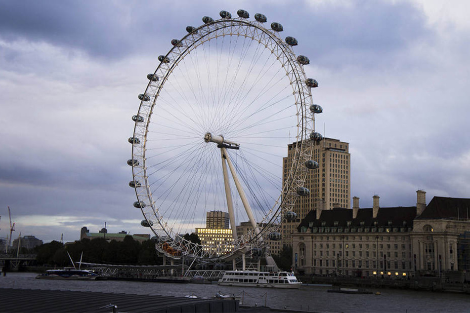 Wegen eines technischen Fehlers saßen Fahrgäste stundenlang im London Eye fest.