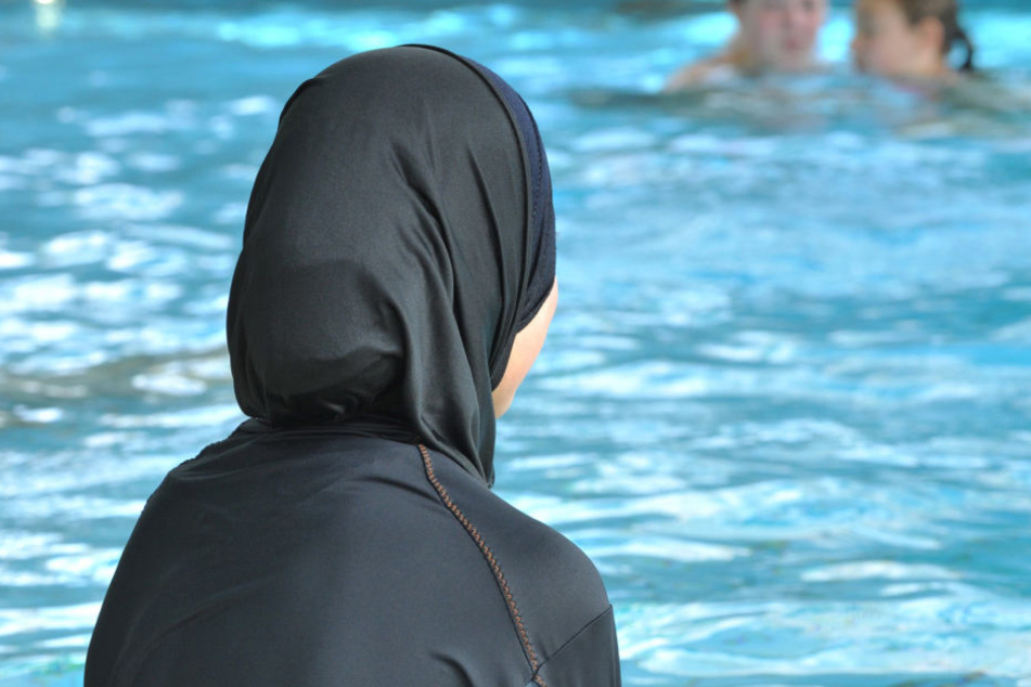 Den Eltern passt das überhaupt nicht: Muslimische Schülerinnen müssen in Basel weiterhin gemeinsam mit den Jungs den Schwimmunterricht besuchen.