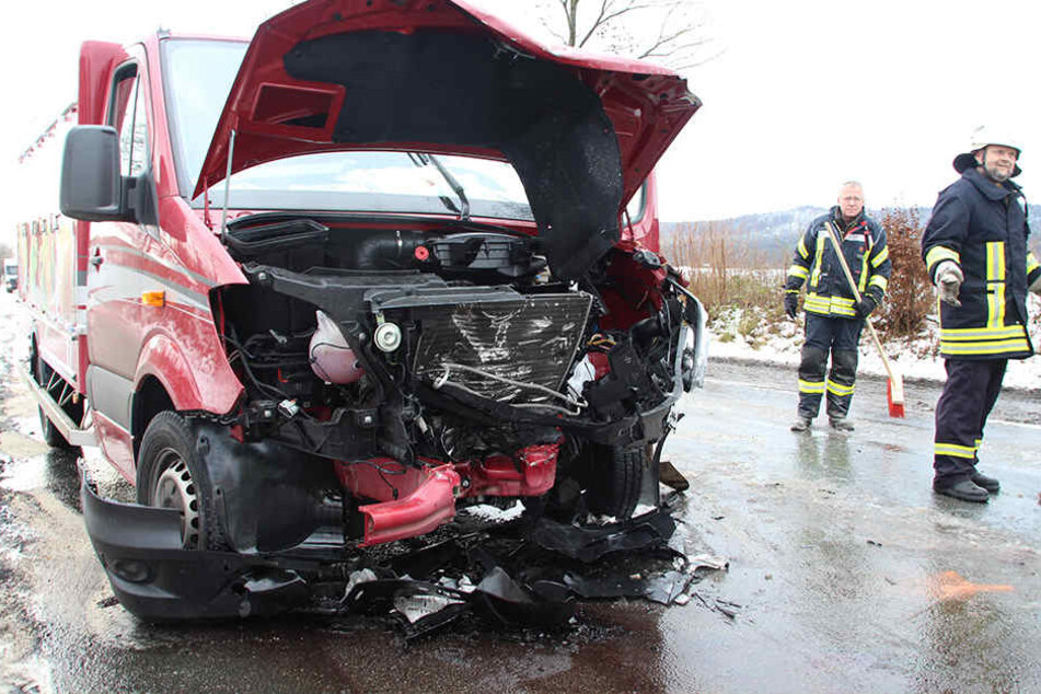 Der Fahrer (28) des roten Mercedes Sprinter blieb unverletzt.