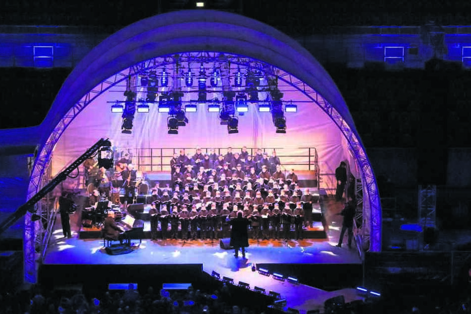 Der Kreuzchor auf der Bühne im Rudolf-Harbig-Stadion.