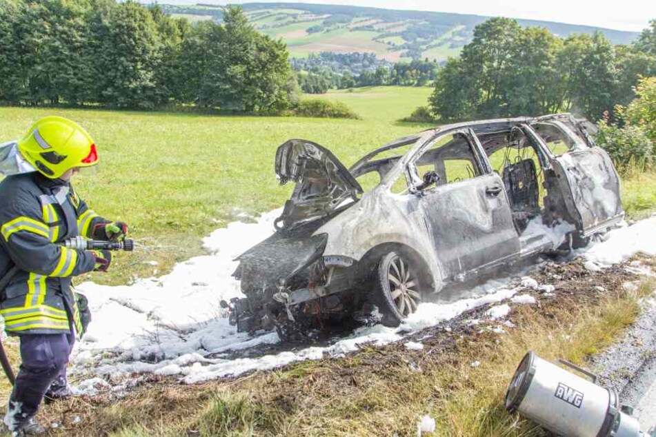 Die Feuerwehr konnte den brennendenVW bei Königswalde nicht mehr rechtzeitig löschen.