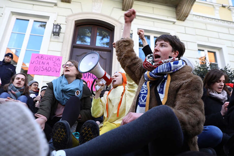 Vertreter des Antifaschistischen Studentenkomitees protestierten bereits am 21.03.2018 vor der Universität von Warschau gegen die Verschärfung des Abtreibungsgesetzes.