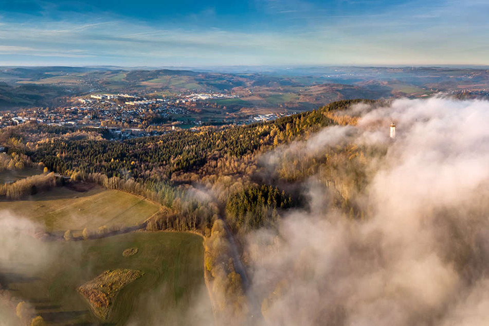 Der Blick aus Drohnenperspektive zeigt, wie sich der böhmische Nebel am Pöhlberg staut und vor Annaberg auflöst.