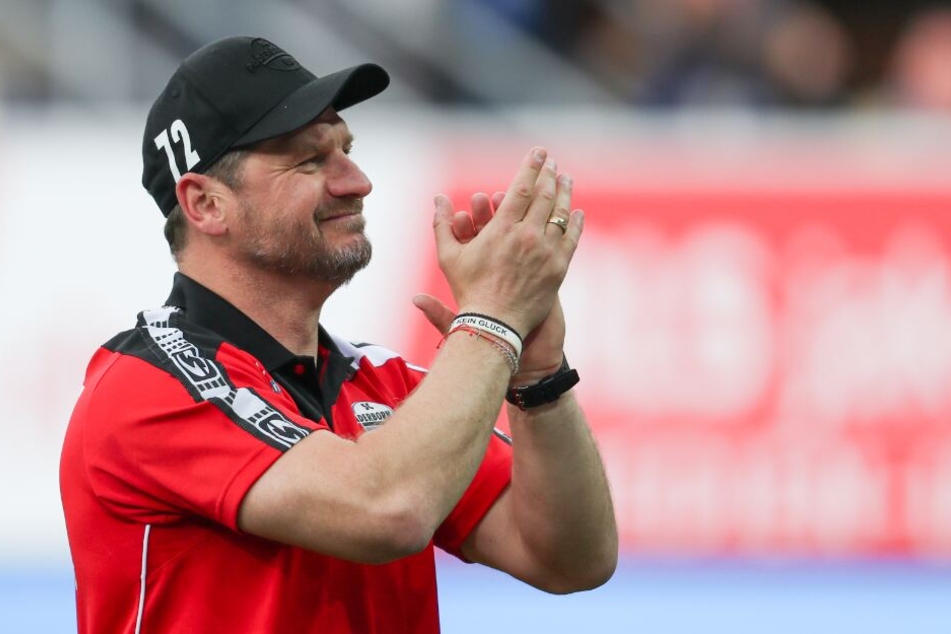 Trainer Steffen Baumgart freut sich über den Erfolg seiner Jungs.