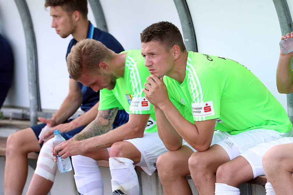 Muss Torjäger Daniel Frahn (r.) gegen den KSC auf die Bank?