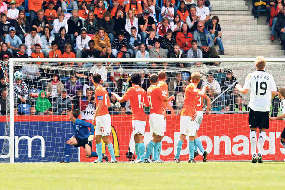 Mit diesem
Traumfreistoßtor
schoss Florian
Trinks
(Nr. 19) die
deutsche
„U 17“-
Auswahl
2009 zum
2:1-Sieg
gegen die
Niederlande
und
damit zum
EM-Titel.