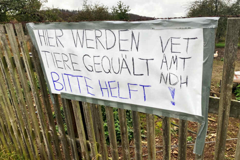 Anwohner von Bleichrode machten mit Bannern auf die Tierquäler aufmerksam.