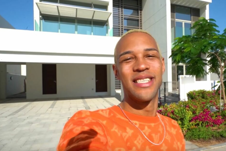 Simon Desue posiert vor seiner Luxusvilla in Dubai.