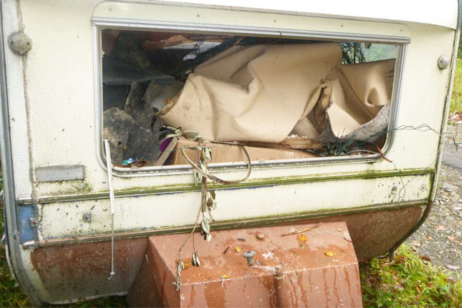 Der verwitterte Caravan war randvoll mit Unrat vollgestopft.