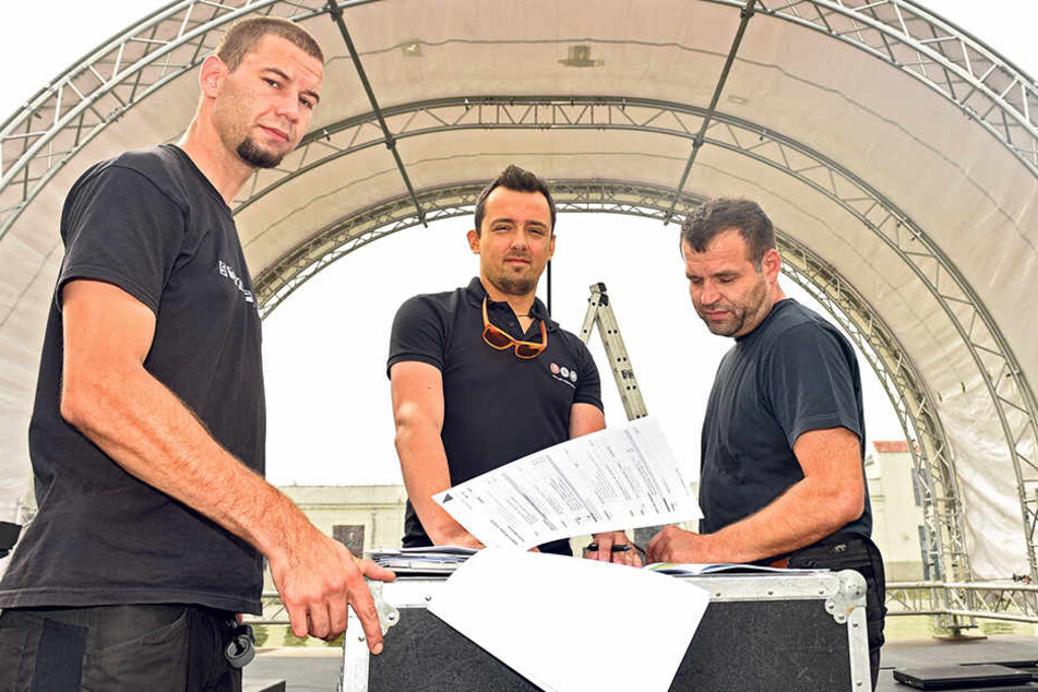60 Techniker haben angepackt, damit das Schlemmerfestival am Samstag öffnen kann.
Paul Hönig (28, v.l.), Peter Acs (36) und Daniel Aubrecht haben sich um die
Bühnen gekümmert.