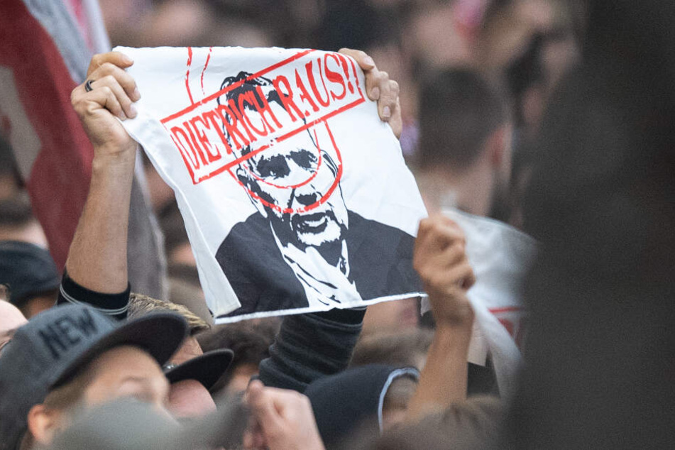 Für die Fans ist der Schuldige für Stuttgarts Misserfolg klar: VfB-Präsident Wolfgang Dietrich.