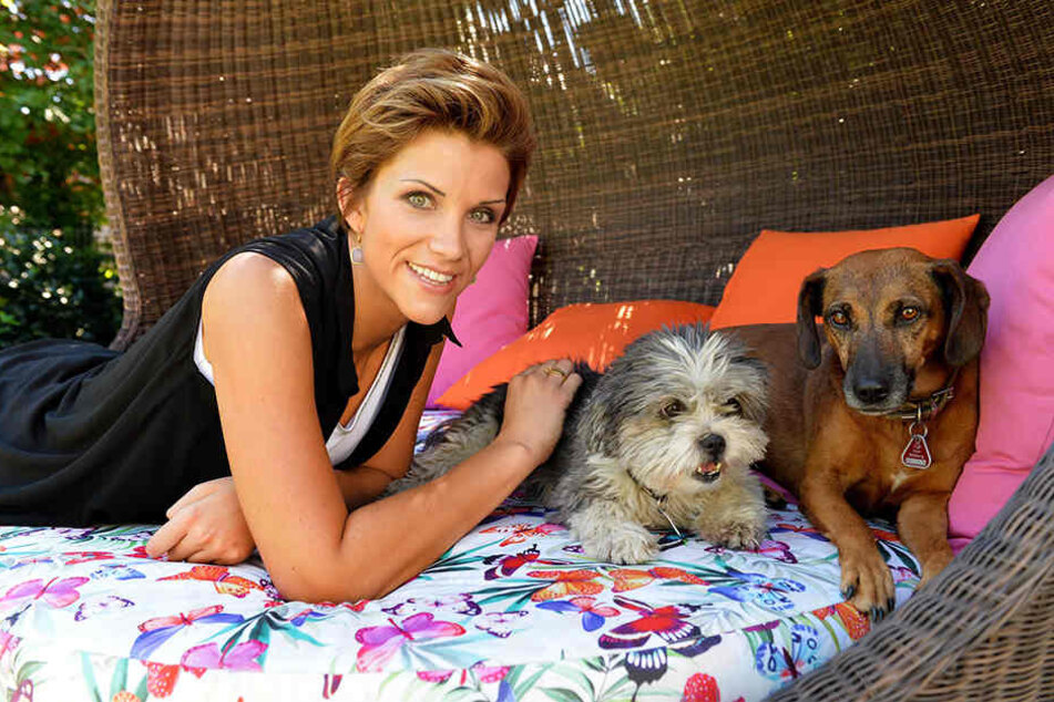 Anna-Maria Zimmermann mit ihren Hunden Jamy (links) und Bella.
