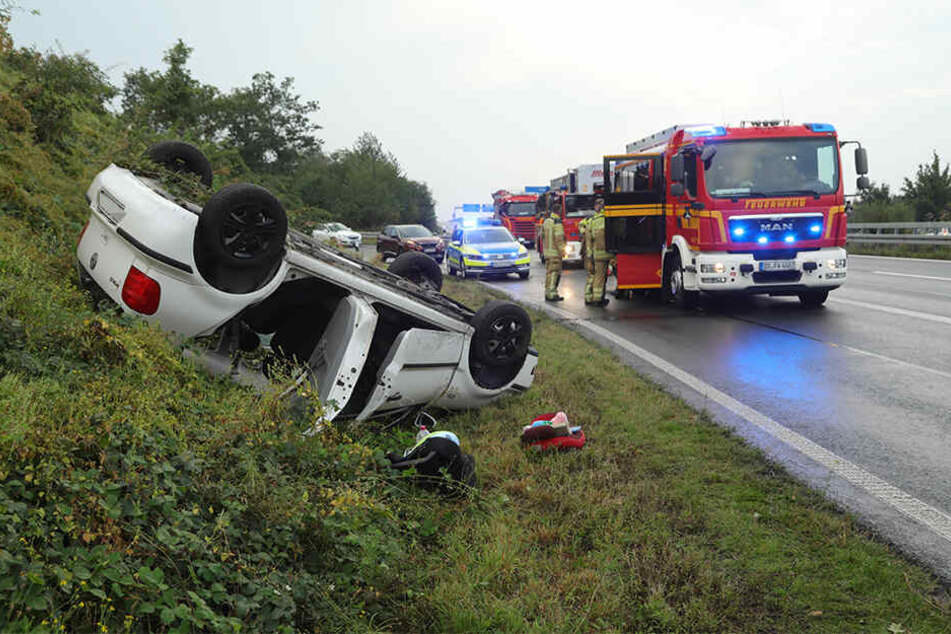 Der VW Polo blieb auf dem Dach liegen.