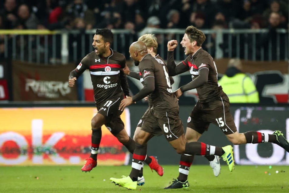 Die St.-Pauli-Spieler bejubeln den Führungstreffer von Sami Allagui (links).