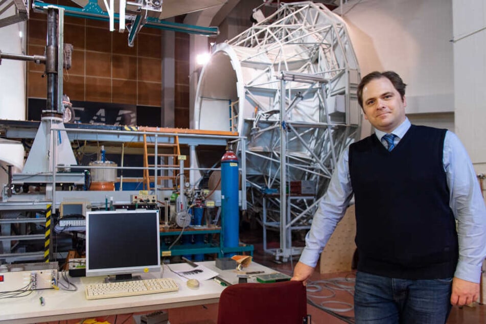 Wissenschaftler Martin Tajmar (44) - hier vor dem Hintergrund eines Windkanals - denkt schon an eine Mondbasis im Jahr 2035.