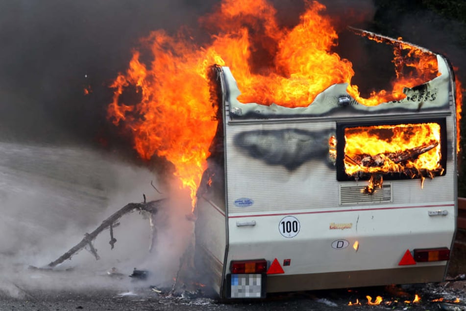 In den ausgebrannten Trümmern eines Wohnwagens fand die Feuerwehr eine Leiche. (Symbolbild)