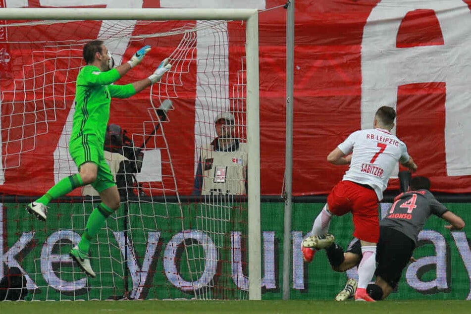Das 1:0 nach gut zwei Minuten: Forsberg flankt in den Strafraum, Sabitzer köpft ein. Torhüter Tom Starke ist gegen den wuchtigen Kopfball ohne Chance.