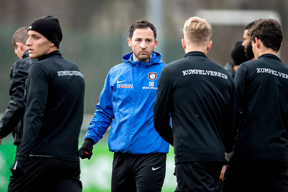 Gleich mittendrin statt nur dabei. Domenico Tedesco leitete am Mittwoch seine ersten beiden Einheiten.