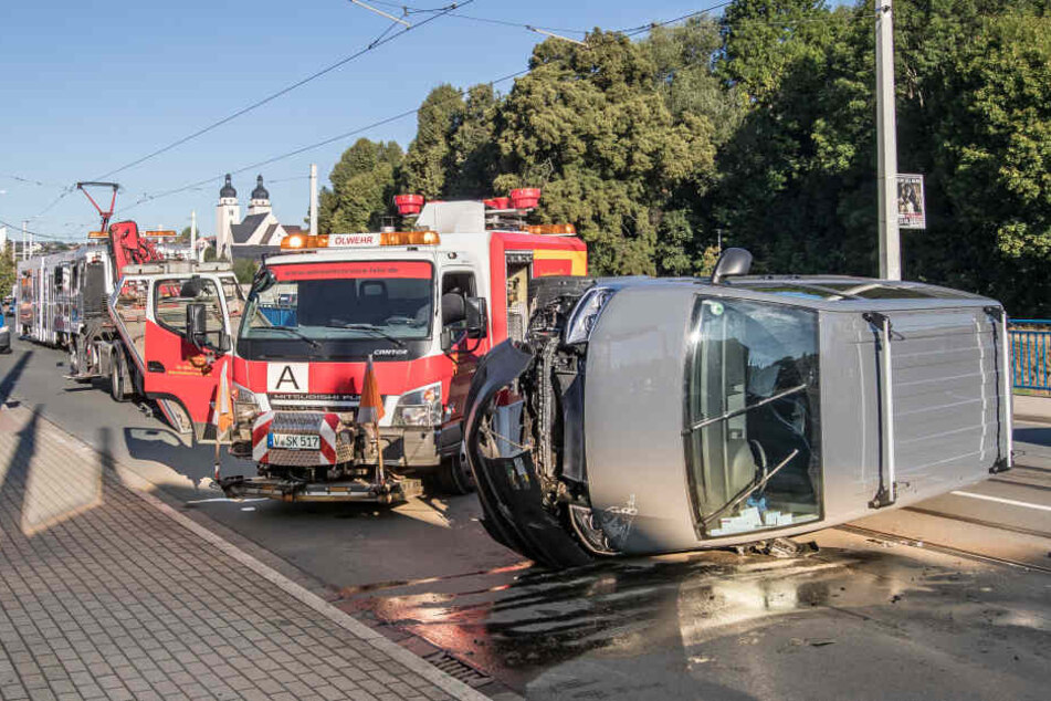 Der Transporter blieb auf der Seite liegen.