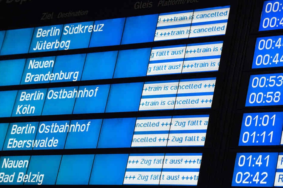 Am Donnerstag kam der Zugverkehr durch den Sturm zum erliegen.