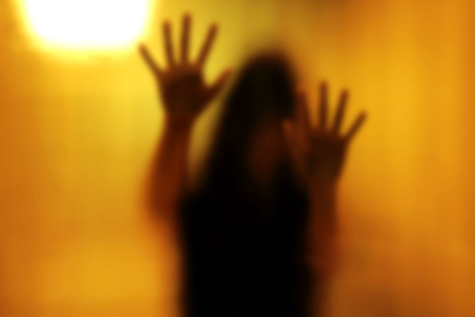 Der Mann soll die 13-Jährige mindestens zwei Mal sexuell missbraucht haben.