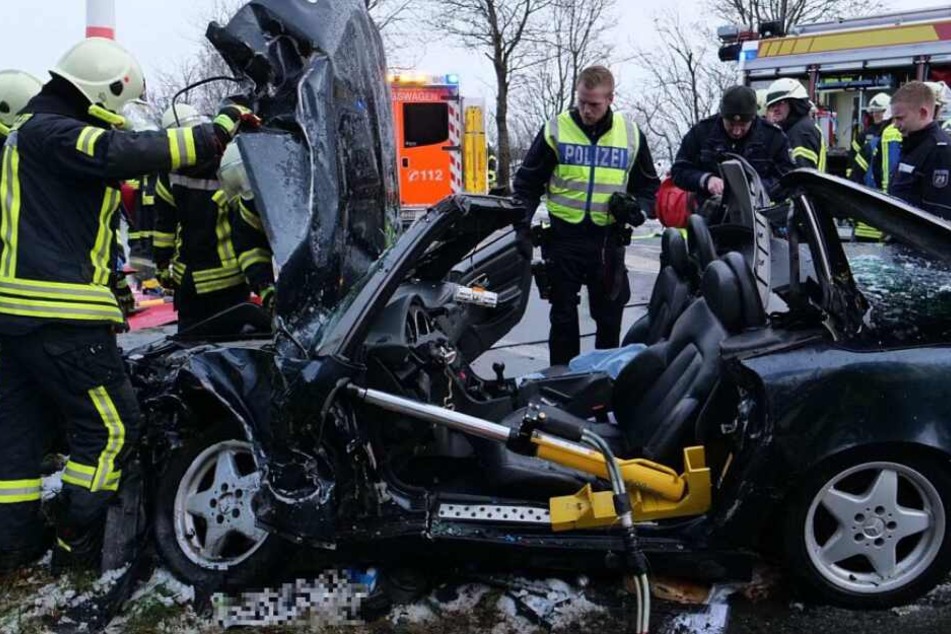 Der Fahrer musste aus dem Mercedes befreit werden.