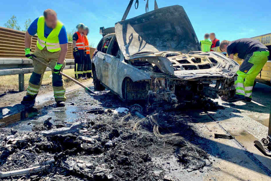 Der BMW brannte vollkommen aus.