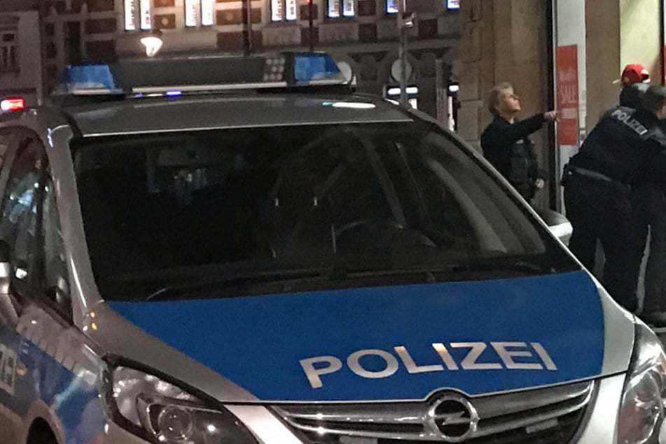 Die Polizei konnte die drei Täter festnehmen. Sie befinden sich wieder auf freiem Fuß.