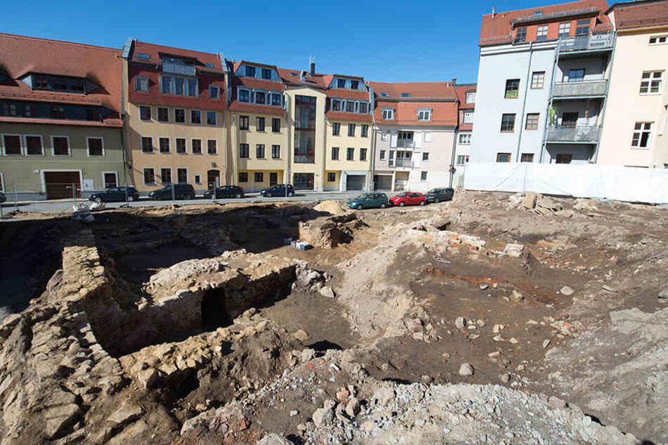 Auf der bislang als Parkplatz genutzten Fläche in der Bautzner Altstadt konnten Archäologen hunderte Einzelfunde aus der Slawenzeit bis in das 20. Jahrhundert bergen.