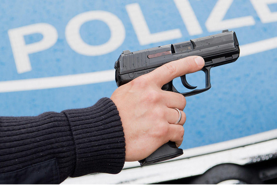 Ein 39-Jähriger ist am Samstag mit einer Waffe durch Leipzig gelaufen und hat Passanten und Autofahrer bedroht.