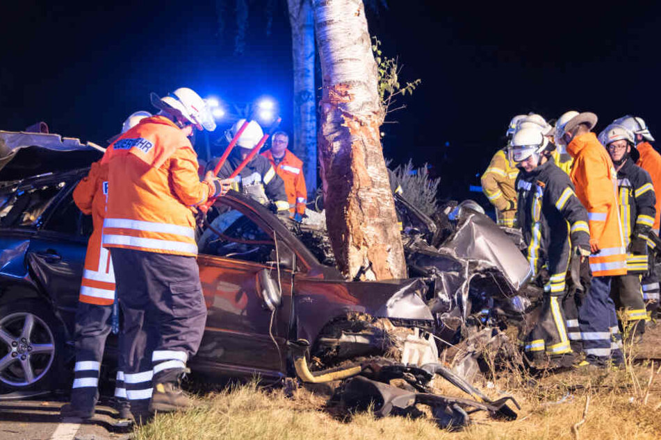 Die Feuerwehr bei den Bergungsarbeiten auf der L215.
