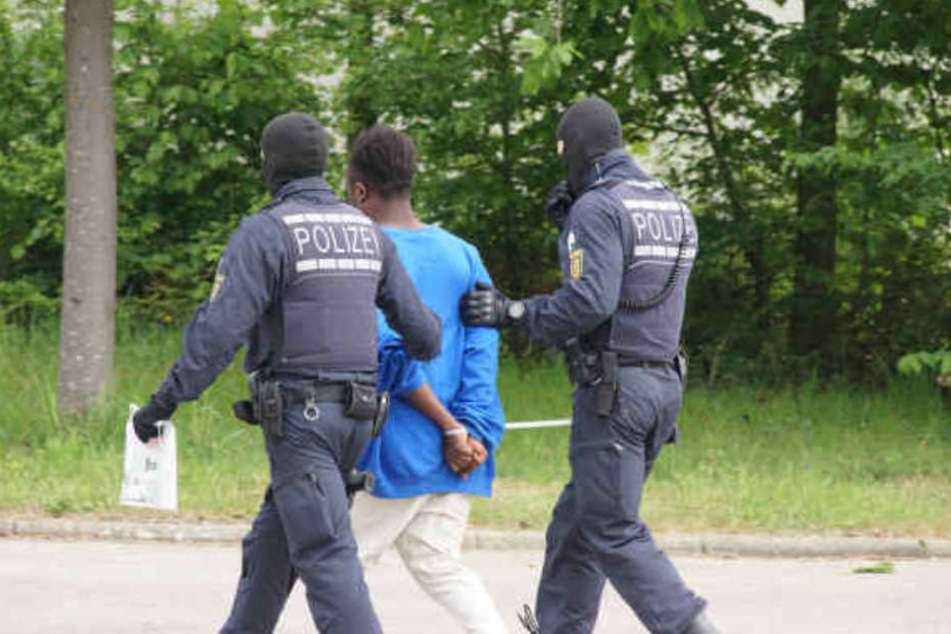 Nach der gescheiterten Abschiebung eines 23-jährigen Togolesen ist es zu tumultartigen Szenen in der Flüchtlingsunterkunft gekommen.