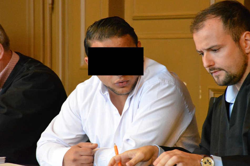Der Serbe Hajrullah C. (29) soll zusammen mit mehreren Komplizen eine
Falkensteinerin erpresst haben.