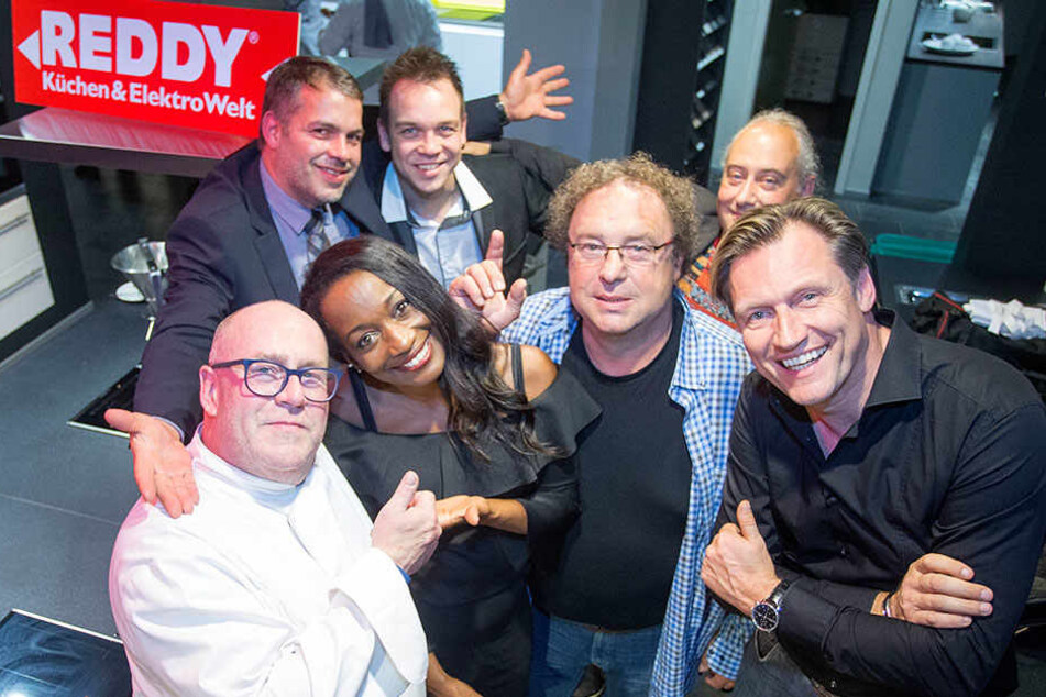 "Moments"-Meister Mirco Meinel
(45, r.) und sein Team: Küchenchef
Andreas Kirsch (57, l.), Sängerin Della Miles (2.v.l.), Bandleader Mazze
Wiesner (33, 2.v.l.hinten) Sommelier Frédéric Fourré (44, 2.v.r.).