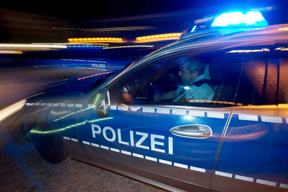 Die Polizei sperrte die Fahrbahn für über eine Stunde (Symbolbild)