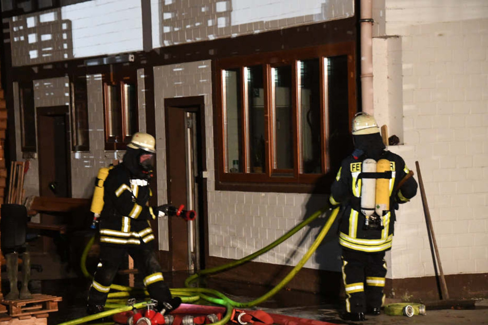 Mit Atemschutzgeräten ausgestattet gingen die Feuerwehrmänner gegen die Flammen vor.