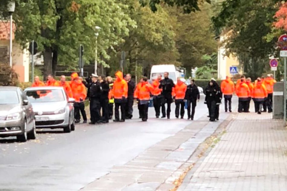 Das Foto zeigt Einsatzkräfte beim Beginn der Evakuierung in Hanau.