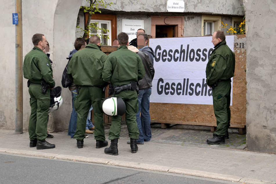 Polizisten vor dem NPD-Bundesparteitag 2013 in Weinheim .