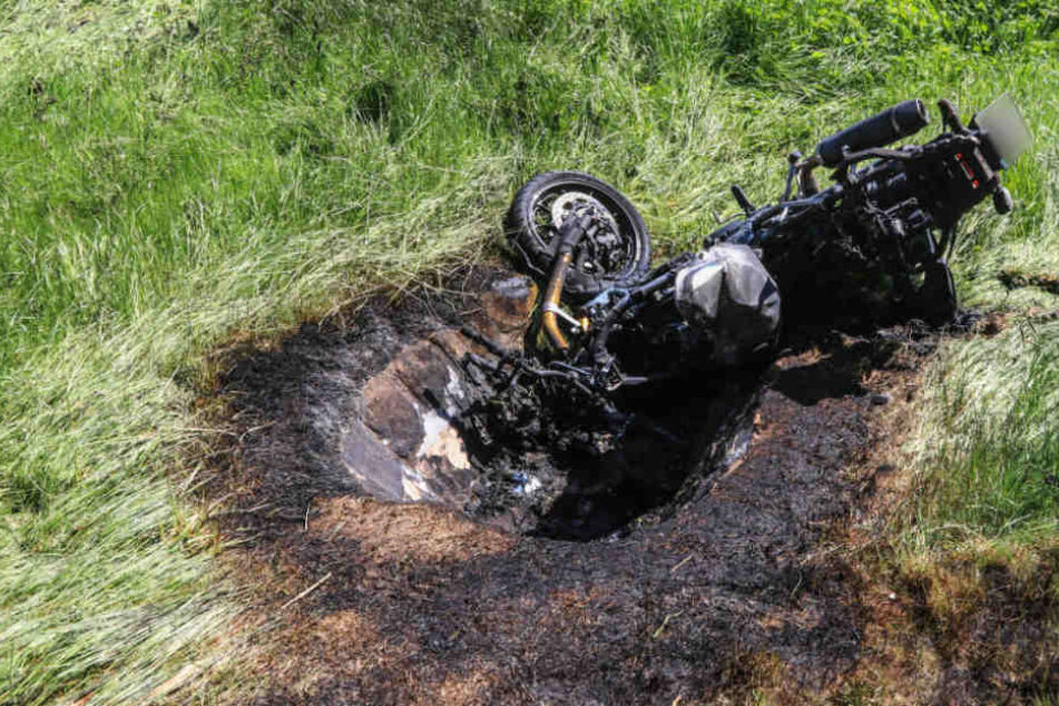 Das Feuer brannte ein riesiges Loch in den Boden.