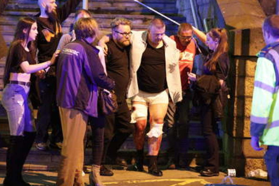 Rettungskräfte transportieren die Konzertbesucher aus der Manchester Arena. Ermittler sprechen von mindestens 59 Verletzten.