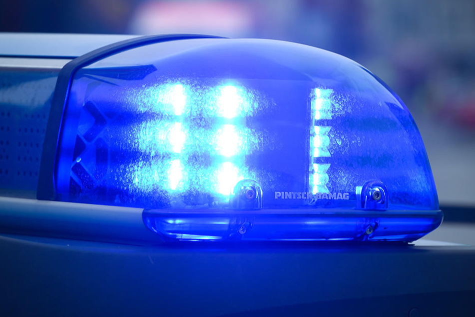 Eine 35-jährige Frau musste mit ihrem Auto einem Lkw ausweichen und fuhr gegen einen Baum.