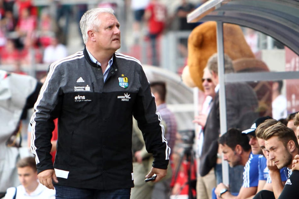 Zufriedenheit sieht anders
aus: CFC-Sportdirektor Stephan Beutel hatte den Kader frühzeitig zusammen.
Eingespielt präsentieren sich die Chemnitzer derzeit (noch) nicht.