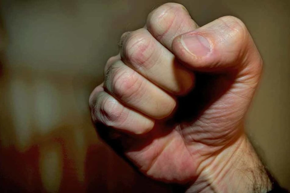 Zwei Männer haben in der Nacht auf Dienstag einen 30-Jährigen in Esslingen verprügelt. (Symbolfoto)