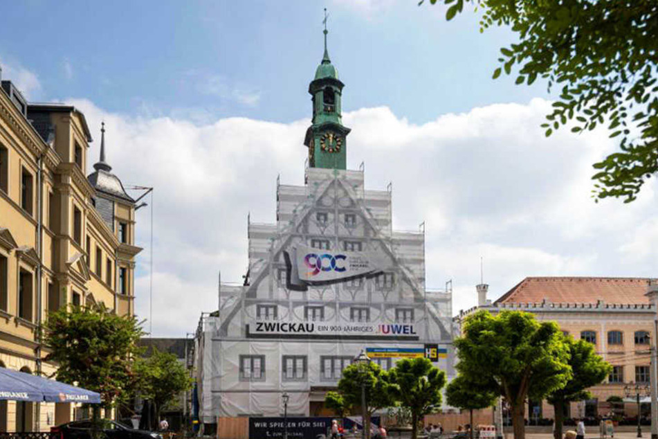 Das 500 Jahre alte Gewandhaus sollte schon längst saniert sein. Geplante Fertigstellung jetzt: 2020. Mehr als 14 Millionen Euro sind eingeplant.